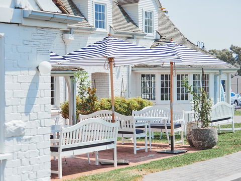 Camden Valley Inn - Redcliffe Tourism 1