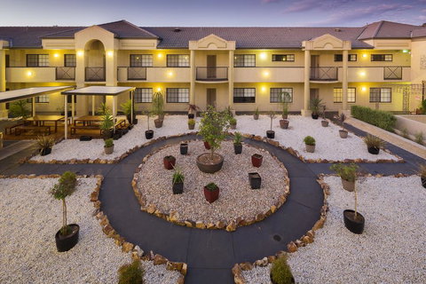 Canberra Parklands Central Apartment Hotel - Redcliffe Tourism 2