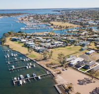 Captains Hideaway - Jetty Berth and Pet Friendly - Redcliffe Tourism