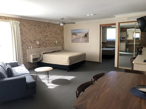 Cardiff Motor Inn - Redcliffe Tourism 2