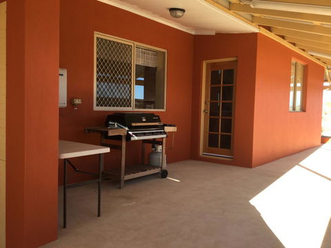 Caretakers Cottage Budget Accommodation - Redcliffe Tourism 0