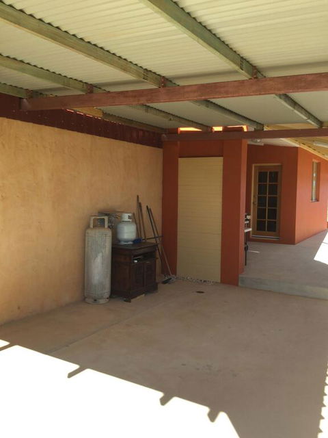 Caretakers Cottage Budget Accommodation - Redcliffe Tourism 2