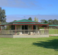 Carolynnes Cottages - Redcliffe Tourism