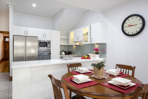 Carrington Charm - CBD - WiFi - Parking - Redcliffe Tourism 3