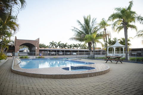 Castle Motor Lodge - Redcliffe Tourism 3
