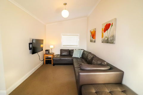 Catho Cottage - Redcliffe Tourism 3