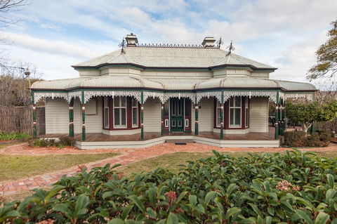 Central Charm - Redcliffe Tourism 1