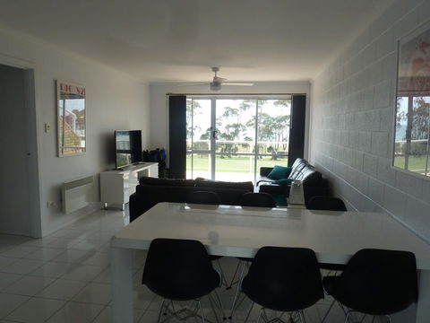 Central Luxury With Fabulous Views - Redcliffe Tourism 3