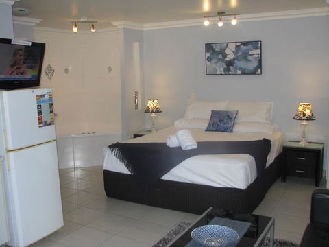 Charm City Motel - Redcliffe Tourism 3