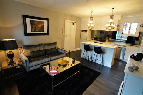 City Life Apartment-full Kitchen & Separate Bedroom - Redcliffe Tourism 1