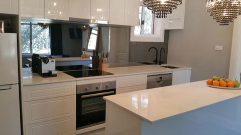 City Life Apartment-full Kitchen & Separate Bedroom - Redcliffe Tourism 2