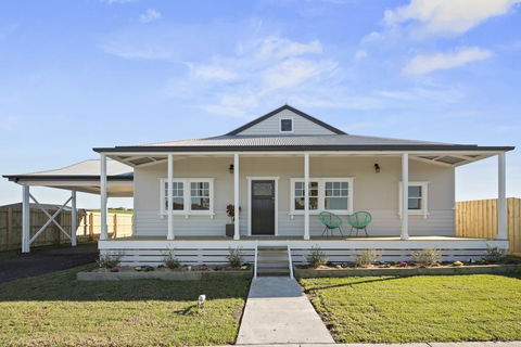 Cloverdale Cottage - Redcliffe Tourism 0