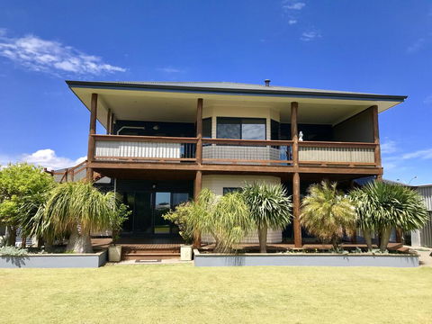 Coastal Paradise Holiday Home: Swimming Pool + WiFi - Redcliffe Tourism 3