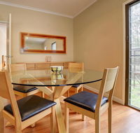 Cockatoo Hideaway - Redcliffe Tourism