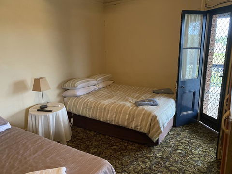 Commercial Hotel Curlewis - Redcliffe Tourism 2