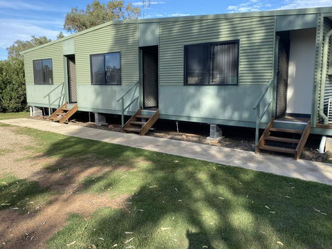 Commercial Hotel Curlewis - Redcliffe Tourism 1