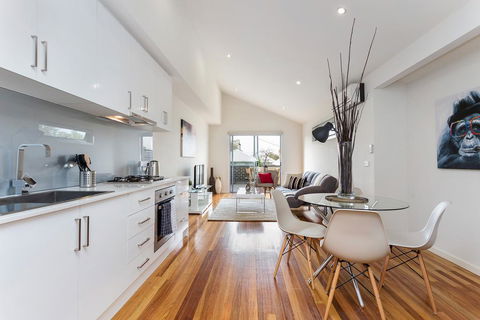 Complete Host Richmond Townhouse Collection - Redcliffe Tourism 0