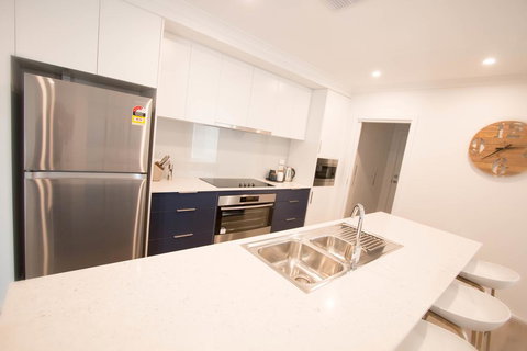 Contemporary Esprit With River Reserve Access - Redcliffe Tourism 3