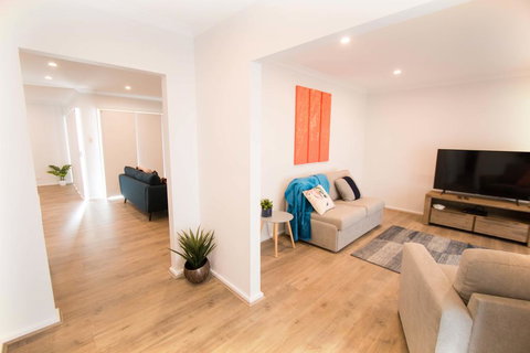 Contemporary Esprit With River Reserve Access - Redcliffe Tourism 1