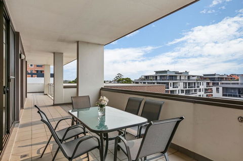 Cosy 3BR Penthouse Close To Westfield And Train - Redcliffe Tourism 2