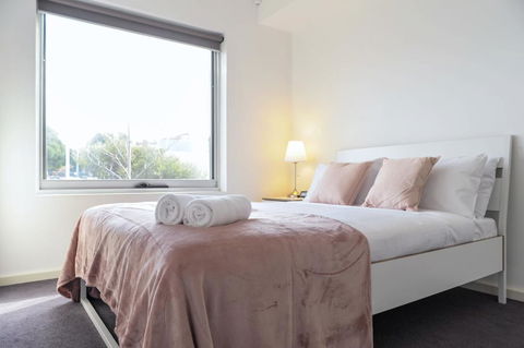 Cosy Apartment Near Racecourse - Redcliffe Tourism 3