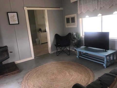 Cosy Country Cottage With AirCon - Redcliffe Tourism 0