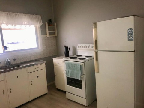 Cosy Country Cottage With AirCon - Redcliffe Tourism 1