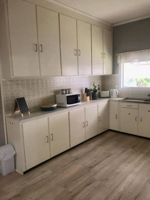 Cosy Country Cottage With AirCon - Redcliffe Tourism 3