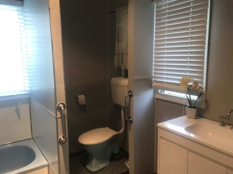 Cosy Country Cottage With AirCon - Redcliffe Tourism 2