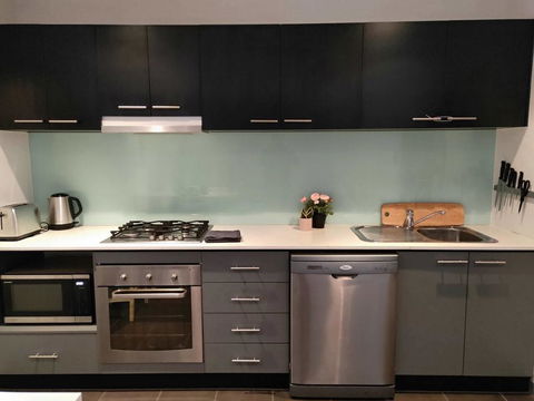 Cosy Modern Apartment In Brunswick - Redcliffe Tourism 3