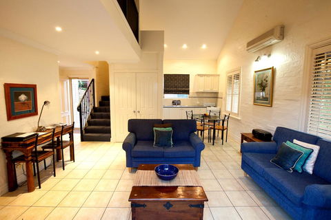 Country Apartments - Redcliffe Tourism 0