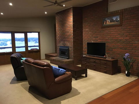 Country Farm House Close To Ballarat - Redcliffe Tourism 3