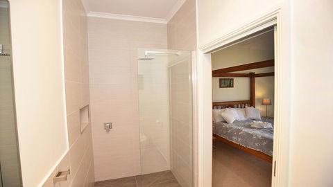 Country Lane Cottage - Redcliffe Tourism 3