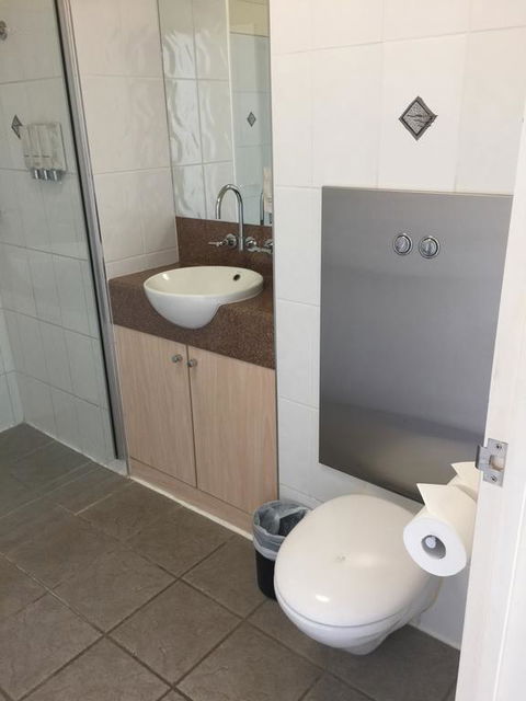Country Roads Motor Inn Dysart - Redcliffe Tourism 2