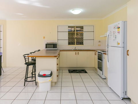 Cozy Family Holiday House - Redcliffe Tourism 3