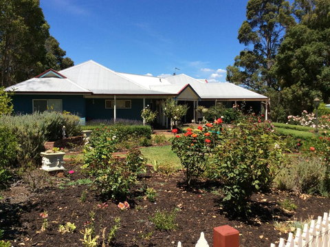 Crabapple Lane - Redcliffe Tourism 0