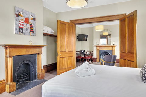 Cromwell Apartment - 3 Red Doors Battery Point - Redcliffe Tourism 3