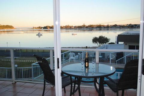 Crown Apartments - Redcliffe Tourism 0