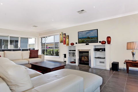 Cypress Point Lodge - Redcliffe Tourism 2
