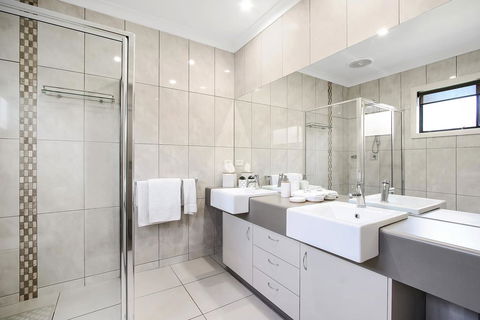 Cypress Townhouse 17 - Suite - Redcliffe Tourism 1