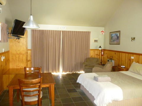 D'Altons Resort - Redcliffe Tourism 3