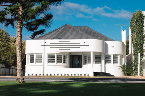 Deco Beach Luxury Apartments - Redcliffe Tourism 0