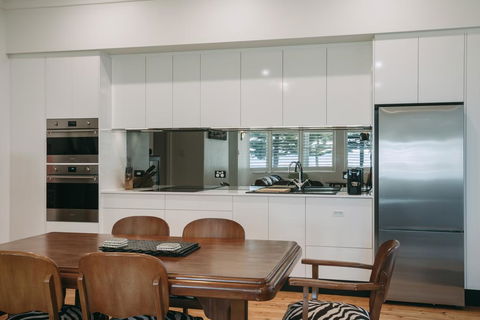 Deco Beach Luxury Apartments - Redcliffe Tourism 3