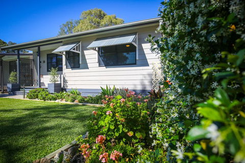 Dell-Lee Cottage - Redcliffe Tourism 0