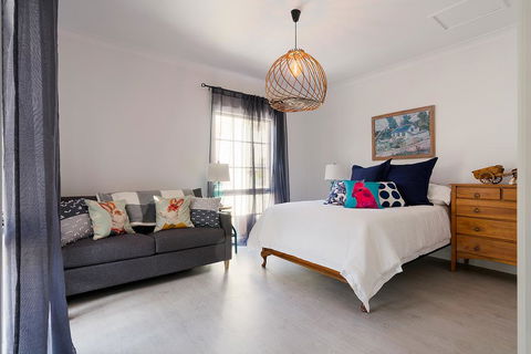 Designer Town Villa - Redcliffe Tourism 3