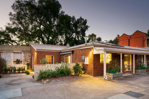 Designer Town Villa - Redcliffe Tourism 2