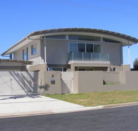 Dew on Lakeview Street - Redcliffe Tourism
