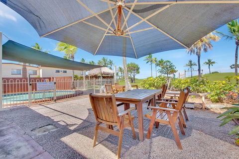 Driftwood On The Beach - Redcliffe Tourism 3