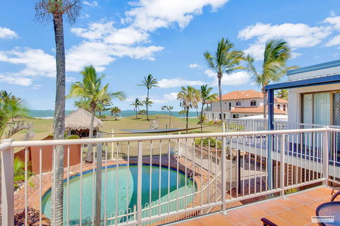 Driftwood On The Beach - Redcliffe Tourism 0