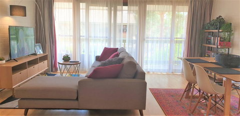 Elegant And Relaxing Apartment Few Mins To Canberra Racecourse - Redcliffe Tourism 3